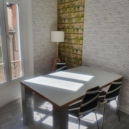 Baieta Chambre Rouge Moulinet  Luaran gambar