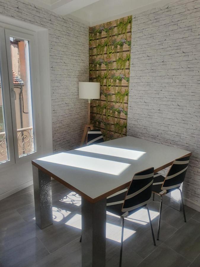 Baieta Chambre Rouge Moulinet  Luaran gambar
